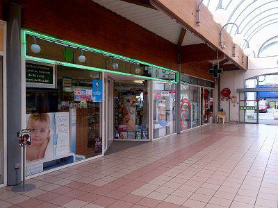 RUBELLES (77) murs de pharmacie loués de 167m²