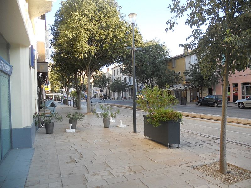 CAVAILLON (84) Murs de boutique occupés de 144 m²