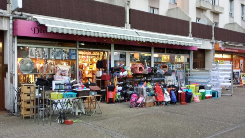 NOISY-LE-GRAND (93) murs de bazar loués de 89m²