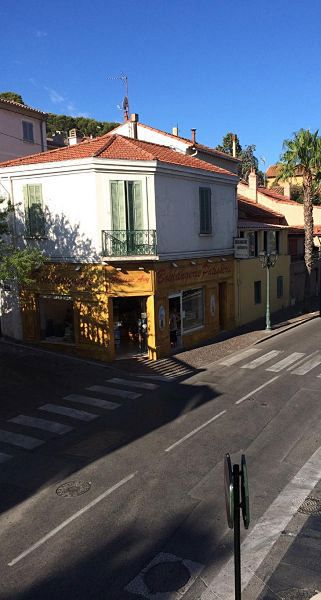 SANARY-SUR-MER (83) murs de boutique prêt-à-porter de 106 m²