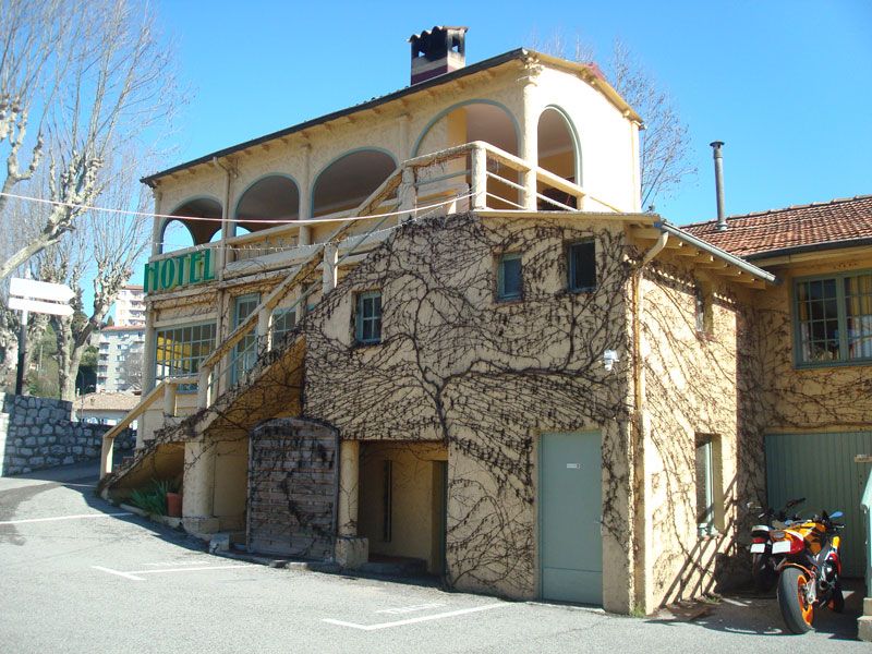 VILLENEUVE-LOUBET (06) murs occupés par hôtel restaurant 2 **