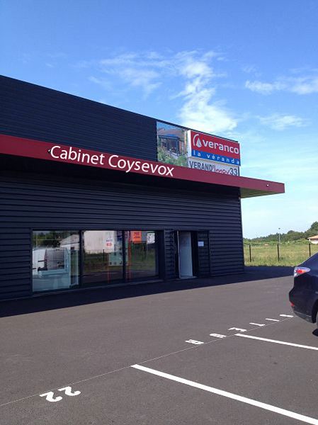 SAINT-JEAN-D'ILLAC (33) Zone neuve. Murs commerciaux de 240 m² + 4 places de stationnement 