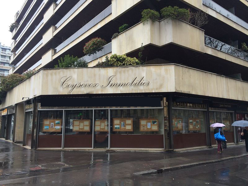 PARIS (75015) La Motte Piquet - Emplacement n°1 murs de boutique en angle de 53m²