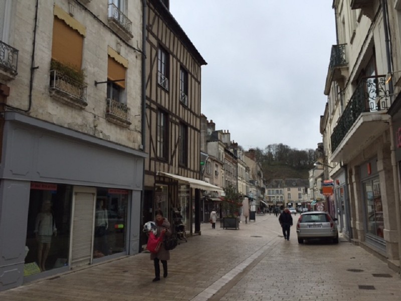 VENDÔME (41) emplacement n°1 murs de magasin de prêt de porter de 28m²
