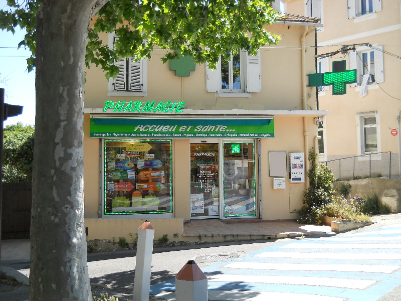 TOULON (83) murs de pharmacie d'environ 112 m²