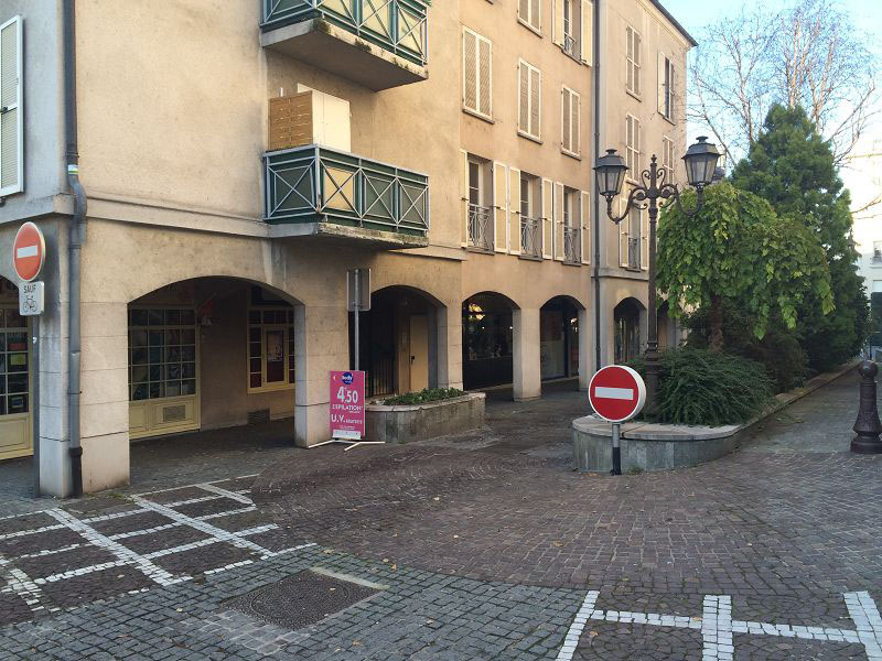 POISSY (78) centre-ville murs de boutique occupés de 54,74 m² 