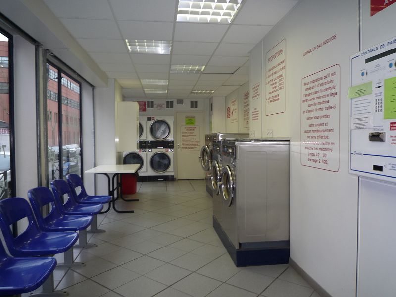 CLICHY-LA-GARENNE (92) proche marché - murs de boutique occupés par laverie automatique en angle de rue